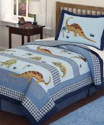 Inspire Prehistoric Sweet Dreams With This Dinosaur Quilt Set Handcrafted From Super Soft Materials It Colchas Para Ninos Edredones Para Ninos Cama Para Bebe