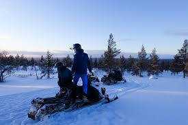 Make idre fjäll in dalarna, sweden, your mountain adventure basecamp. Skoter I Idre Fartfyllt Skotersafari I En Vacker Fjallvarld Med Utsikt Mot Stadjan Och Fjalltoppar