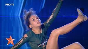 Unul dintre jurați a surprins publicul cu apăsarea primului buton auriu, alegerea acestuia. Romanii Au Talent 2020 Golden Buzz Sara Ardeleanu Youtube