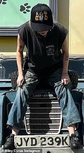 When it comes to miley … Miley Cyrus Is Slowly Visible To The Truck Driver As He Sits In The Classic Land Rover Hood In A Baggy T Shirt London News Time