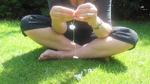 How to Make a Daisy Chain - YouTube