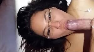 Putica veneca de lentes quiere leche - PORNORAMA.COM