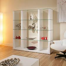 Lemari pajangan ini sangat diminati semua kolektor di seluruh indonesia, selain karena design, kualitas dan nilai estetikanya yang tinggi, lemari ini juga. Lemari Pajangan Kaca Mewah Warna Putih Sobat Furniture