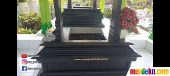 Nike ardilla, andriage bersama tim juga berkesempatan untuk mewawancarai secara eksklusif. Foto Potret Makam Nike Ardilla Kondisinya Kini Memprihatinkan Merdeka Com