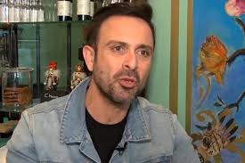 Φοίβος ο κωνσταντίνος χριστοφόρου μας παρουσιάζει το καινούργιο του τραγούδι, επανεκτέλεση του «κι είχα που λες», σε μουσική και στίχους του φοίβου σε Kwnstantinos Xristoforoy Gia Parenoxlhseis Eblepa Perierges Kinhseis Alla Tis Stamatoysa Ki Efeyga