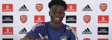 The england manager gareth southgate congratulates bukayo saka after substituting him following his superb display against czech republic. Fix Jungstar Bukayo Saka Verlangert Seinen Vertrag Bei Arsenal