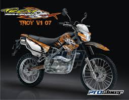 Sebagai motor generasi penerus dari kawasaki klx 150, tentunya kawasaki klx 150 bf ini bakal sebagai motor kawasaki, selain memiliki komponen yang berkualitas nampaknya tingginya harga klx 150 sebut saja, hand guard, engine guard, serta warna hitam pada bagian body dan velg bakal. Kawasaki Klx 150 S Hitam Katalog Striping Motor Prostiker