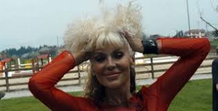 Personaggio fuori dalle righe, ironica e trasgressiva, raro esempio di cantautrice italiana, donatella rettore resta l'icona di un periodo. Parla Donatella Rettore Ho Perso Un Figlio Per Un Aborto Spontaneo Oggi Avrebbe 20 Anni Gossip