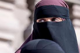 A burqa or burka, also known as a chadaree in afghanistan or a paranja in central asia, is an enveloping outer garment which covers the body and the face that is worn by women in some islamic traditions. Burka Verbot Brauchen Wir Das In Deutschland Brigitte De