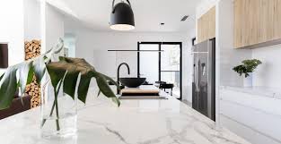 Vous avez le choix avec les dalles en pvc ou le film adhésif. Un Plan De Travail En Marbre Dans La Cuisine M6 Deco Fr