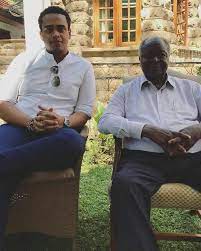 State house v reakci vydal nepodepsané prohlášení, že kibakiho jedinou nejbližší rodinou v té době byla jeho tehdejší manželka. Othaya Global News On Twitter Former President Mwai Kibaki With His Grandson Kibaki Junior Yesterday At His Mweiga Home Nyeri In This Rare Foto