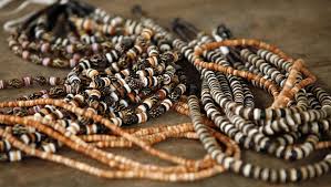 Deniz kabuğu ile yapılan mumluklar. Dolardan Once Dunya Parasi Deniz Kabuguydu Bilimkurgu Kulubu