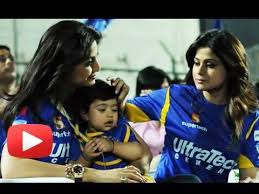 Shilpa wore a yellow bandhani saree and accessorized her look with a matching belt and polki necklace. First Look Of Shilpa Shetty S Son Viaan Raj Kundra At Ipl 6 Match Shilpa Shetty Ipl Celebrity News