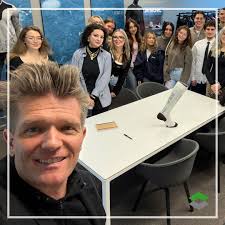 Da Praxis bei uns an erster Stelle steht waren unsere Studis mit ihrer  Profilleiterin Anne Haller-Berwanger für eine externe Lehrveranstaltung bei  TP Studio. Dr. Daniel Trapp, Gründer und Inhaber von TP Studio,