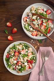 Ingredients Par Saputo Recette Ideale Pour La Boite A Lunch Ou Pour Egayer Un Brunch Cette Salade D Recipes Delicious Chicken Salad Strawberry Salad Recipe