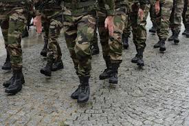 Malheureusement, pour les militaires à la retraite, notre gugus emmédaillé devra manger sa casquette, mais pour les. Pcswhjw9ewy3cm