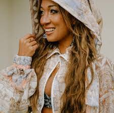 Leah Liston's Instagram, Twitter & Facebook