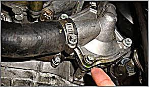 Thermostat berfungsi menyekat aliran bendalir penyejukan (air + coolant) dari dalam enjin keluar ke tangki air (radiator) sehingga suhu enjin mencapai tahap suhu bekerja enjin. Penyebab Air Radiator Berkurang Mesin Cepat Panas Cara Memperbaikinya
