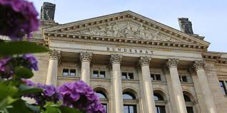 Das bundesratsgebäude, nach seiner früheren nutzung auch preußisches herrenhaus oder herrenhausgebäude genannt, ist der sitz des deutschen bundesrats in berlin. Bundesrat On Twitter Sommer Im Ehrenhof Des Bundesrates In Berlin Mehr Zum Gebaude Unter Http T Co Yvgejp9vix Http T Co Uwlt64dhws