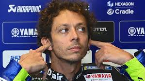 Unsere redakteure haben uns dem ziel angenommen. Valentino Rossi Und Der Amusante Helm Gag Moto Gp Sportnews Bz