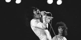 Oktober 1977 und enthält mit we will rock you und we are the champions zwei der bekanntesten songs der. Der Historische Verriss News Of The World Von Queen Udiscover Germany