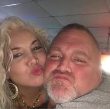 Gloria Estefan knows husband Emilio Estefan has always been her No. 1 hype  man. 🥹❤️ Her new album, 'Raíces,' out now.