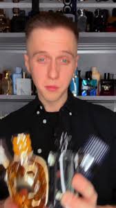 Eure Kreativität ist gefragt! Herbert Stricker erklärt euch alles rund um  unsere künstlerische Community Aktion ✨ die Teilnahmebedingungen findet Ihr  in unserer Bio! Sendet eure Kunstwerke von einem der drei Düfte an: