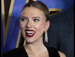 Черная вдова, люси, престиж, мстители наташа. Skarlett Johansson Poyavilas V Asimmetrichnom Kombinezone S Ochen Glubokim Dekolte