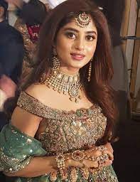 35 Cute Hairstyles With Maang Tikka Maatha Patti This Season Sajal Ali Pakistani Bridal Dresses Tikka Hairstyle