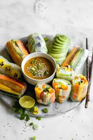 Vegetarische Sommerrollen Mit Erdnuss Limetten Sauce Flowers In The Salad Rezept Sommerrollen Lebensmittel Essen Hauptspeise