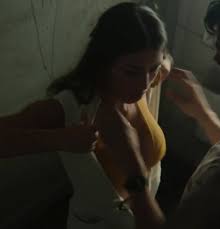 Mimi Keenes busty plot in Sex Education S03E01