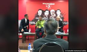 Federal düzeyde, mahathir mohamad başbakan olarak istifa ettiğinde, 10 mayıs 2018'den 24 şubat 2020'ye kadar iktidar koalisyonuydu. Malaysiakini Pensyarah Uum Nafi Terkucil Tetap Kata Mahathir Sudah Tua