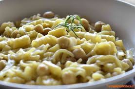 Una ricetta molto semplice da fare ma che non farà mancare il gusto a tavola: Ricetta Pasta E Ceci Cremosa Alla Napoletana Semplice E Veloce