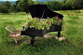 43 Kreative Gartenideen Mobel Als Gartendeko Nutzen Upcycling Fur Den Garten Alte Klaviere Garten Ideen