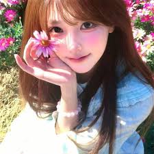 漂浮云朵下的小金鱼