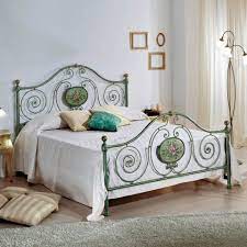 La sua struttura, in raffinata finitura bianco oro, contribuisce a creare un sapore d'altri tempi e un ambiente da favola. Letto Matrimoniale Classico In Ferro Battuto Con Decoro Rachael