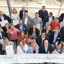 Zum nikolaustag rufen bayerns familienministerin carolina trautner und gesundheitsministerin melanie huml zur vorsicht auf. Familienministerin Schreyer Zeichnet 22 Unternehmen Aus Dem Landkreis Aus Furstenfeldbruck
