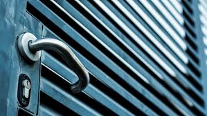 Pintu besi rumah tentunya memiliki hal yang berharga, untuk itu melindungi isinya menjadi prioritas utama. Harga Pintu Besi Dan 10 Model Beserta Keunggulannya Rumah Com