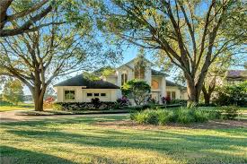 The home is freshly painted and the contains tile, bamboo and engineered hardwood flooring throughout. 9303 Sir Lawrence Court Windermere Fl Live Central Florida