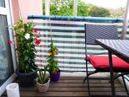 Unbedeckter Maritimer Balkon Mit Stahlgelander Und Sichtschutz 8 In 2020 Kleiner Balkon Design Sofa Design Mobel Fur Kleinen Balkon
