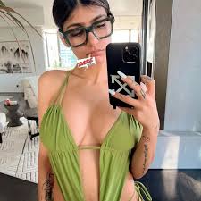 Why ex-Pornhub star Mia Khalifa goes makeup-free on OnlyFans - Daily Star