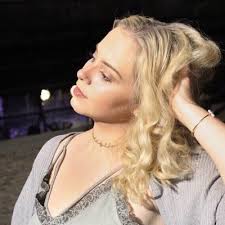 Lisa Allard's Instagram, Twitter & Facebook