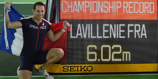 Chez les hommes, le record du saut à la perche est détenu par le jeune suédois (20 ans) armand mondo (surnom) duplantis qui a franchi — chez les femmes, le record est détenu par la russe yelena isinbayeva avec un saut à 5m06, réalisé le 28 août 2009 lors du meeting de zurich en suisse. Athletisme Renaud Lavillenie Champion Du Monde De Saut A La Perche En Salle