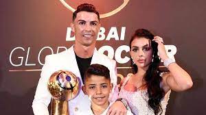 See more of cristiano ronaldo on facebook. Neue Frisur Cristiano Ronaldo Tragt Jetzt Ein Schwanzli Fm1today