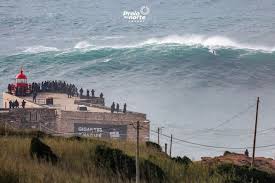Surfistas de todo o mundo desafiaram as ondas de vários metros, mas a competição nazaré tow surfing challenge, prevista para domingo, . Video Campeao Do Mundo De Surf Experimentou As Ondas Gigantes Da Nazare Parecem Um Predio Surf Sapo Desporto