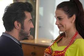 10 haziran 1978 günü sivas'ta, öğretmen bir anne ve elektrik teknisyeni babanın çocuğu olarak dünyaya geldi. Fox Tv Hayat Gibi Dizisinin Adi Neden Degisti Ne Oldu Bolgede Ilk Haber