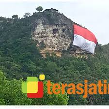 Vinyl, parket laminate, lantai kayu jati, harga parket teka, lantai kayu minimalis. Bendera Raksasa Dibentangkan Di Bukit Sentono Gentong Pacitan Teras Jatim