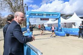 Boxing is a combat sport in which two people, usually wearing protective gloves and other protective equipment such as hand wraps and mouthguards. Jean Michel Blanquer L Esprit Des Jeux Souffle Deja