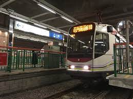 輕鐵 康樂路站 康樂路站位於元朗區，青山公路（元朗段）（俗稱元朗大馬路）上，屬於輕鐵 第五收費區 。 康樂路站兩個月台對向不並列，一號月台位於西邊，二號月台位於東邊。 è¼•éµ30å'¨å¹´æ–°è¥¿ç‰›çš„è‹¦æ³èª°äººçŸ¥ é¦™æ¸¯01 01è§€é»ž