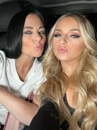 Isabella Barrett's Instagram, Twitter & Facebook